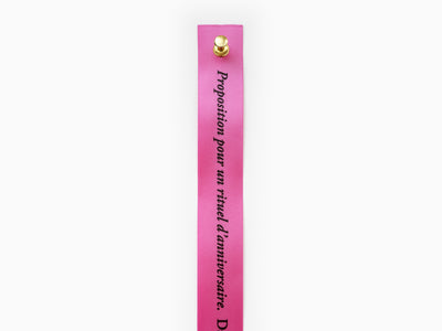 Sophie Calle - "Proposition pour un rituel d'anniversaire" ribbon - Lipstick Pink