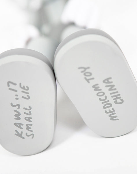 KAWS - SMALL LIE (gris)