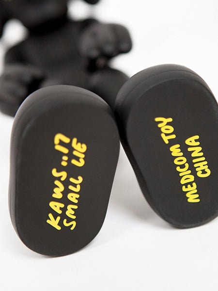 KAWS - SMALL LIE (noir)