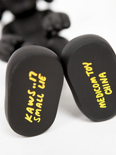 KAWS - SMALL LIE (noir)