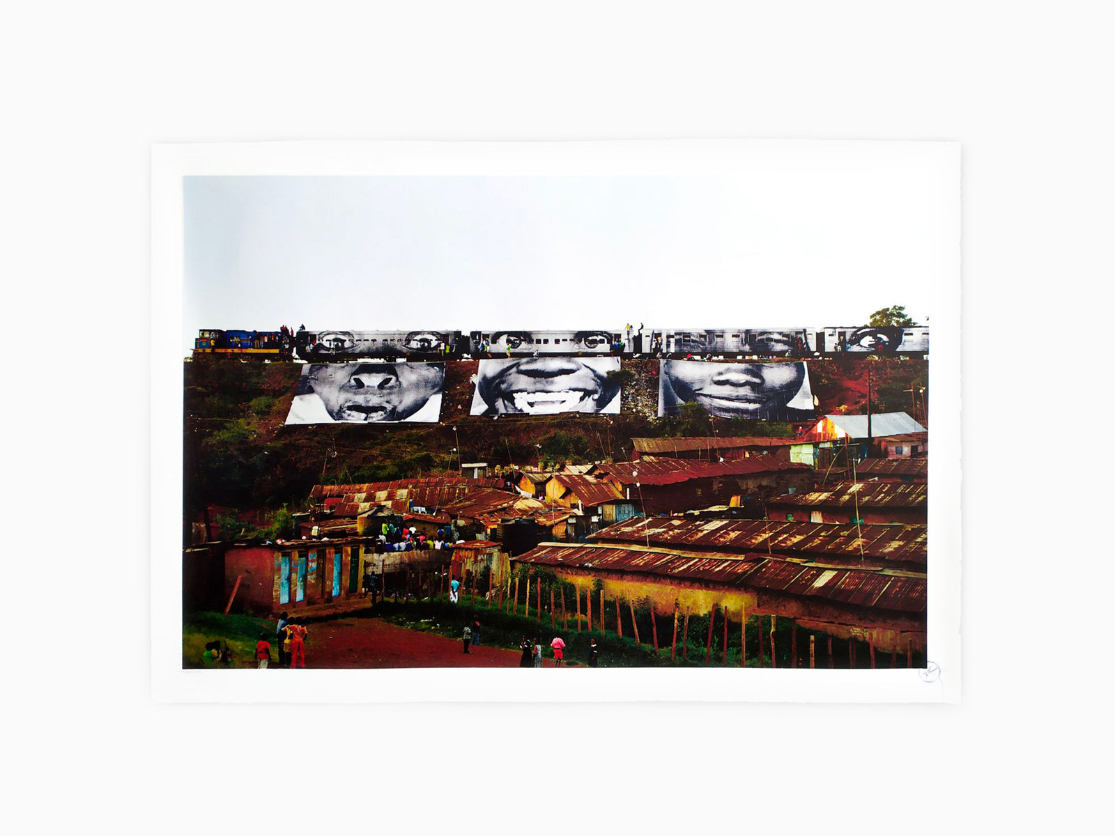 JR - 28 Millimètres, Les femmes sont des héroïnes - Dans le bidonville de Kibera, passage du train 1