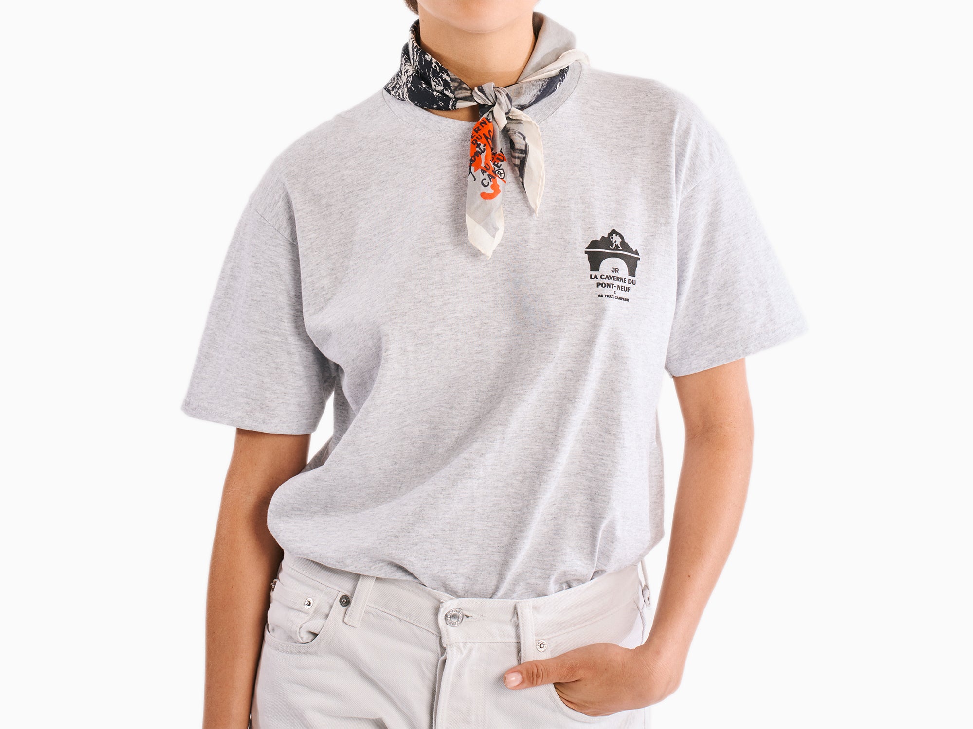 JR x Au Vieux Campeur - La Caverne du Pont-Neuf - T-shirt (Light Grey)