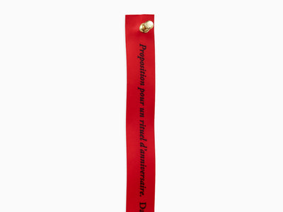 Sophie Calle - "Proposition pour un rituel d'anniversaire" ribbon - Fizz Red