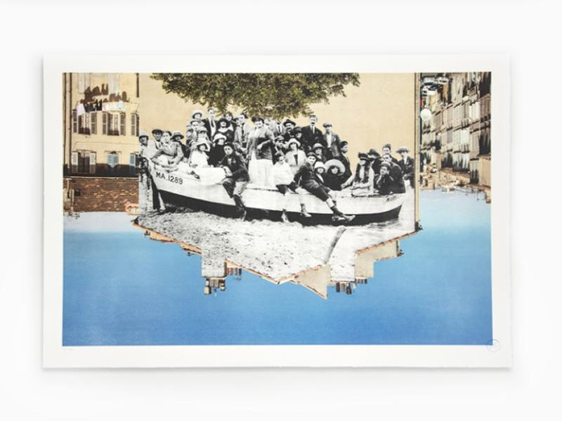 JR - Un groupe posant dans une barque amarrée sur la plage, Marseille, 2013